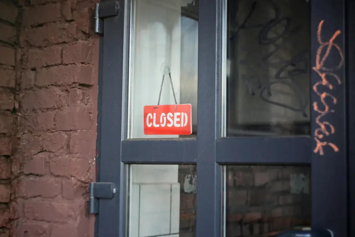 red-closed-sign-on-the-glass-door