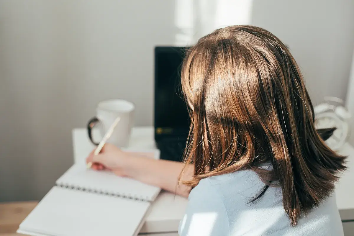 schoolgirl-studies-at-home-does-school-