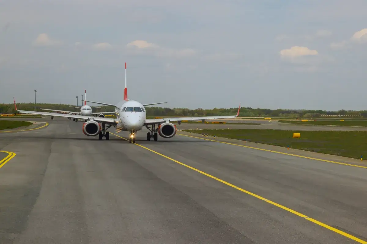 aircraft-on-the-runway-is-going-through-it-can-tak-2026-01-09-08-08-33-utc