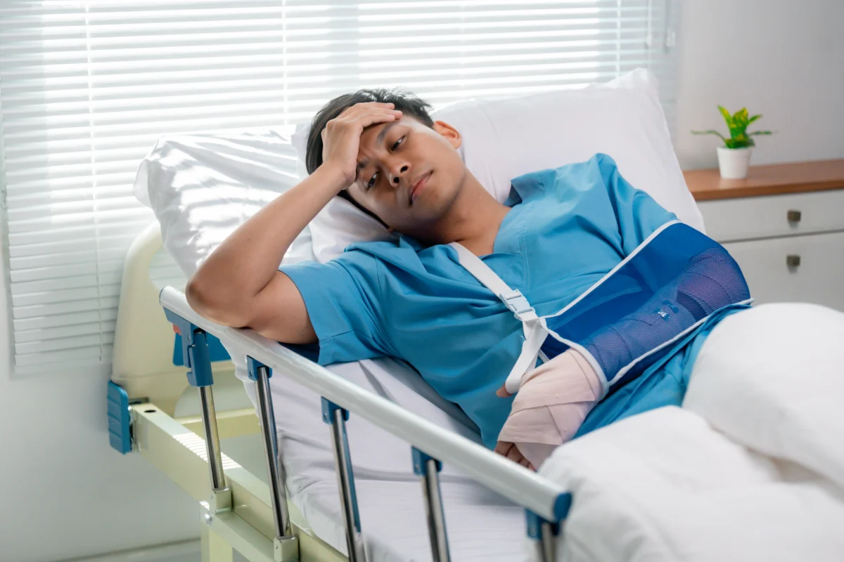 male-patient-with-arm-cast-experiencing