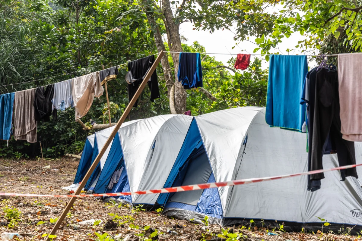 camping-tent-with-clothesline