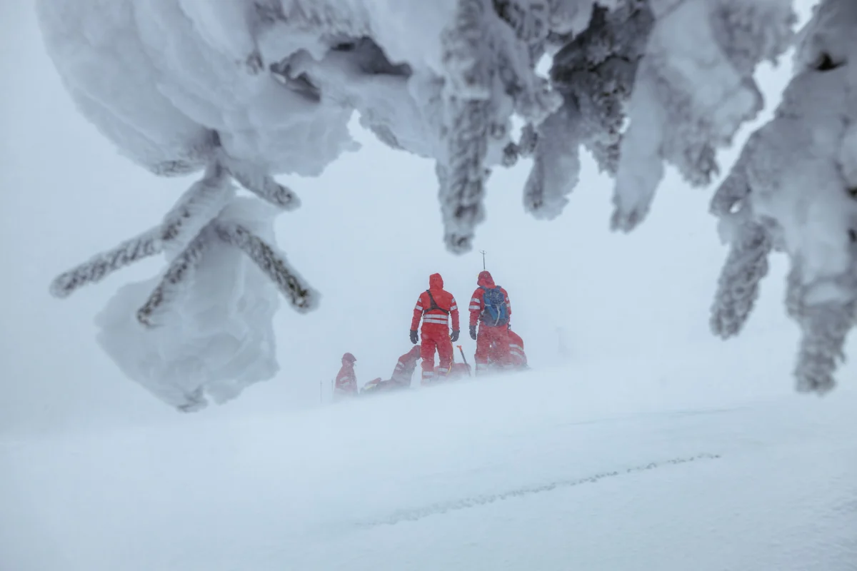 search-and-rescue-team-in-snowy