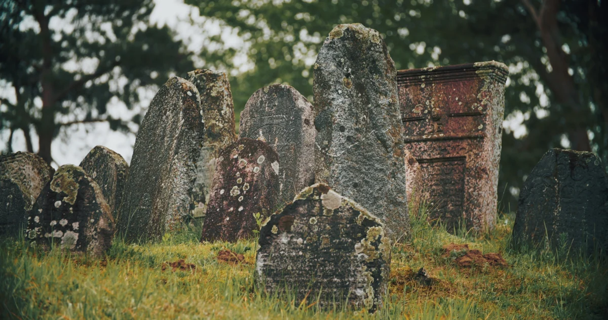 old-ancient-jewish-cemetery-in-summer