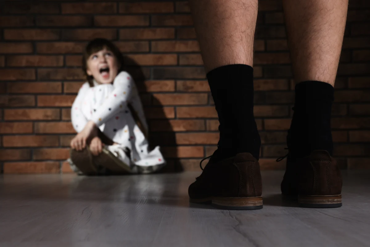 scared-child-crying-near-brick-wall