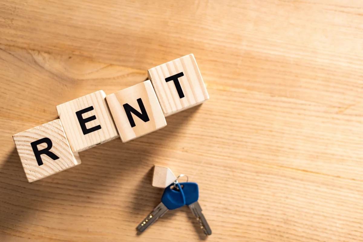 rent-blocks-and-keys-on-wooden